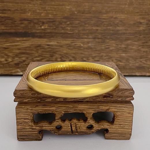 【限时克减150元】足金999.9 【油亮版本】古法空心(面宽约7.3-7.7mm)宽面泥鳅背内莲花心经固口手镯(AIGFSZ00014)（预售产品下单后不退款不退货不换货不补差价） 商品图1