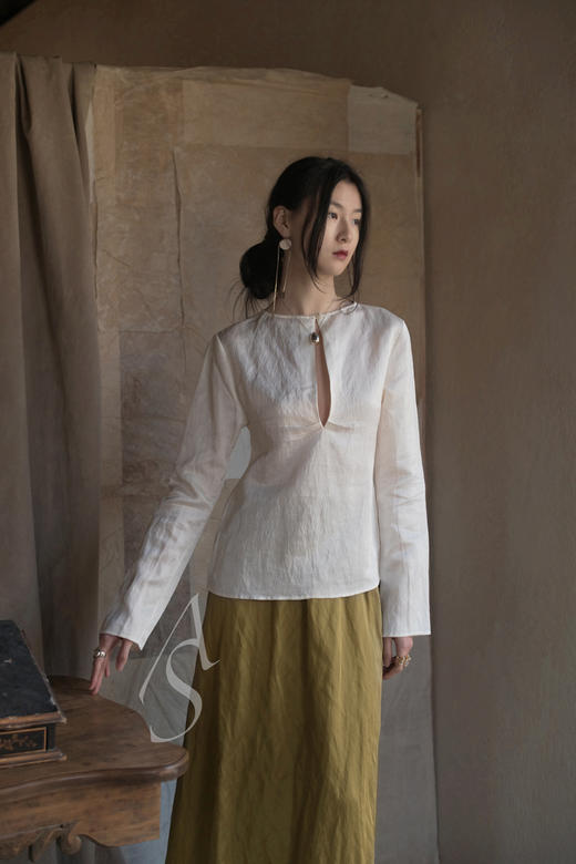 Ruohan  奶白色后背细节上衣 商品图1