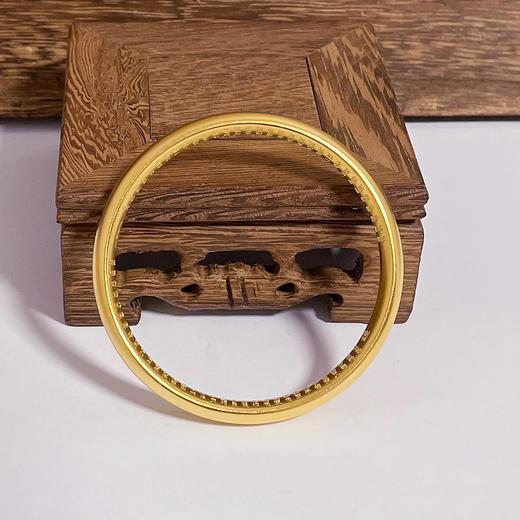 【限时克减150元】足金999.9 【油亮版本】古法空心(面宽约7.3-7.7mm)宽面泥鳅背内莲花心经固口手镯(AIGFSZ00014)（预售产品下单后不退款不退货不换货不补差价） 商品图2