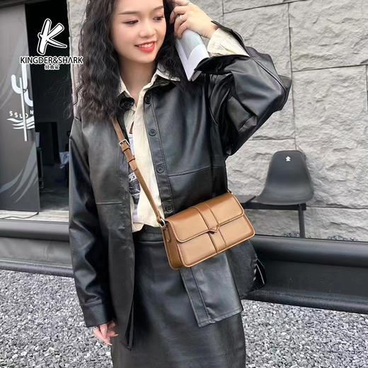 2024经典鲨春季新款法式时尚百搭法棍女士斜挎波KGB53-D192991 商品图1