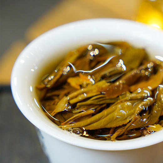 【越陈越香 新班章】精选2016年头春古树茶； 8年干仓陈化，茶中的上上品，性价比巅峰！云南勐海茶区普洱茶生茶，每饼357克 ， 拍5发6  拍10发12 商品图5