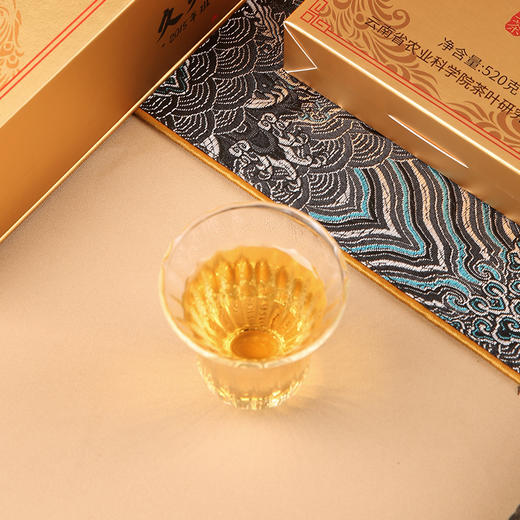 压箱底久久金砖普洱茶2015老班章古树乔木茶普洱生茶礼盒装 商品图4