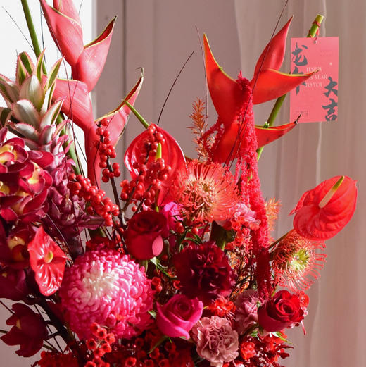 《龙行龘龘》富贵鸟大花蕙兰北美冬青牡丹菊红掌弗洛伊德新年插花 商品图3