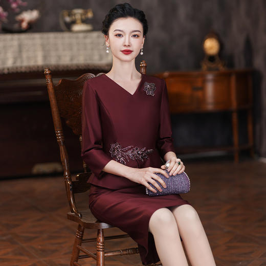 Q6446 2024春装新款紫红色假两件遮肚显瘦连衣裙中老妈妈气质通勤假两件 商品图2