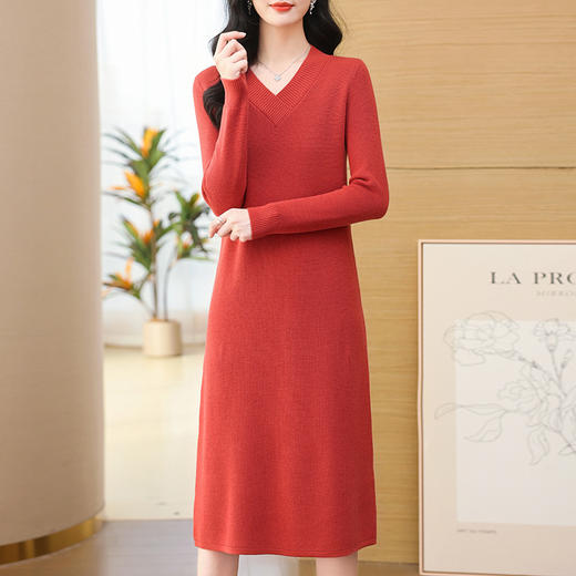CC-103-7783   V领针织连衣裙女2024年新款春装气质长款配大衣的打底毛衣裙 商品图0