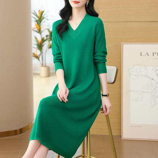 CC-103-7783   V领针织连衣裙女2024年新款春装气质长款配大衣的打底毛衣裙 商品图1