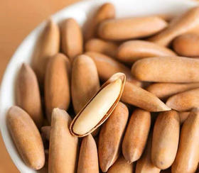 巴西松子，松子界的『爱马仕』，超好剥的巴西手剥松子，颗粒饱满，壳非常薄，回味甘甜，奇香无比，全部人工精挑细选，贵乎稀有 ，吃得值当他   500克/袋