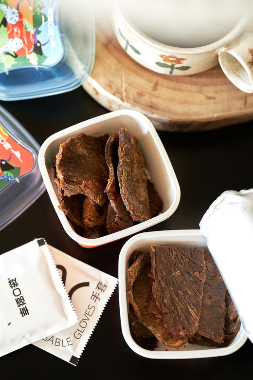 反复回购的牛肉干 | 湿润易嚼、不费腮帮子的草饲香香牛肉干！不柴不硬不塞牙 整块原切肉 无拼接无合成  老卤汤很入味 一吃就知道没香精没防腐剂没色素 商品图4