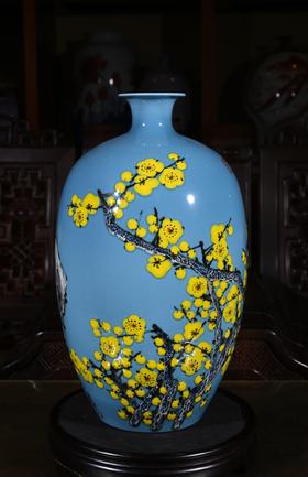 高温天蓝颜色釉傲骨梅无仰面花赏瓶