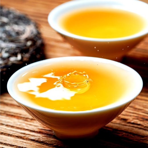 【越陈越香 新班章】精选2016年头春古树茶； 8年干仓陈化，茶中的上上品，性价比巅峰！云南勐海茶区普洱茶生茶，每饼357克 ， 拍5发6  拍10发12 商品图9