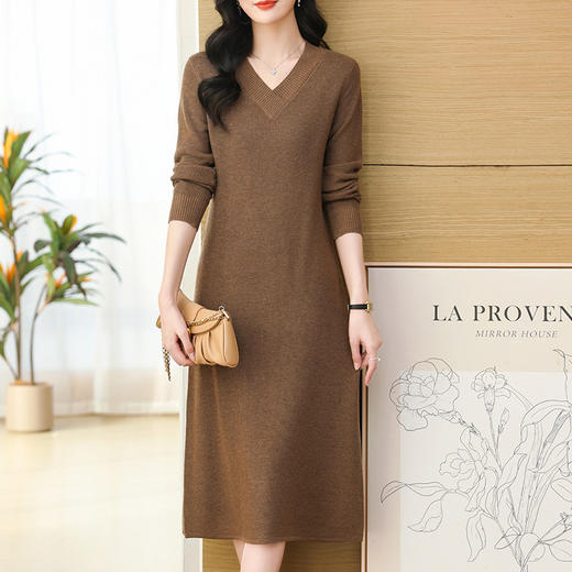 CC-103-7783   V领针织连衣裙女2024年新款春装气质长款配大衣的打底毛衣裙 商品图2