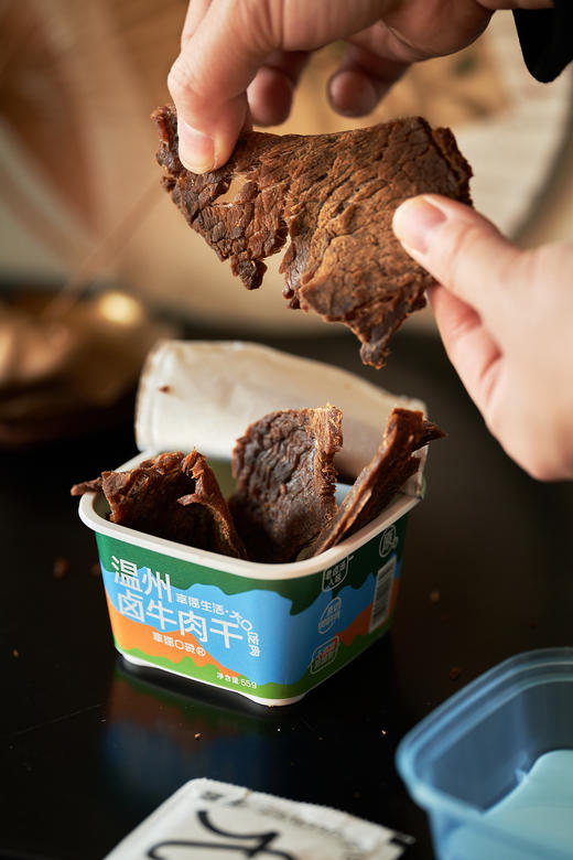 反复回购的牛肉干 | 湿润易嚼、不费腮帮子的草饲香香牛肉干！不柴不硬不塞牙 整块原切肉 无拼接无合成  老卤汤很入味 一吃就知道没香精没防腐剂没色素 商品图2