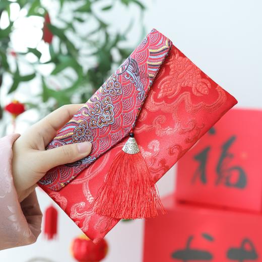 72小时内发货 🏮 24年火爆的新年红包❗【52张外币真钞💰 祥云流苏丝绸红包】🧧 内含28个国家，52张限量版外币真钞，小孩长辈都喜欢！（纯外币的版本已经售罄了！现在只有+金钞的版本了） 商品图1