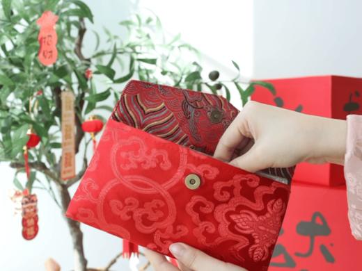 72小时内发货 🏮 24年火爆的新年红包❗【52张外币真钞💰 祥云流苏丝绸红包】🧧 内含28个国家，52张限量版外币真钞，小孩长辈都喜欢！（纯外币的版本已经售罄了！现在只有+金钞的版本了） 商品图3