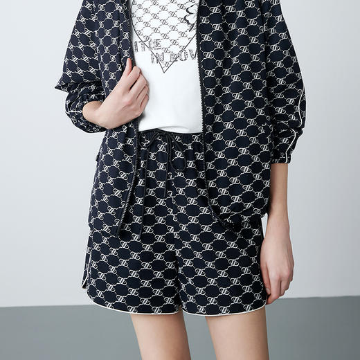 EITIE爱特爱春季新款洋气复古高腰显瘦百搭印花短裤女裤7705418 商品图3