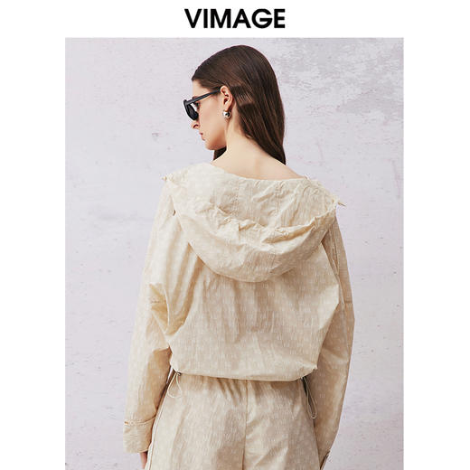 VIMAGE纬漫纪春季新款时尚印花休闲连帽外套V2103722 商品图4