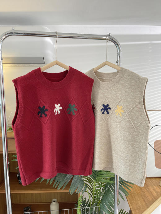 2025早春【日系甜美风 精致刺绣无袖马甲背心】宽松叠穿 学院风 针织坎肩上衣 商品图1