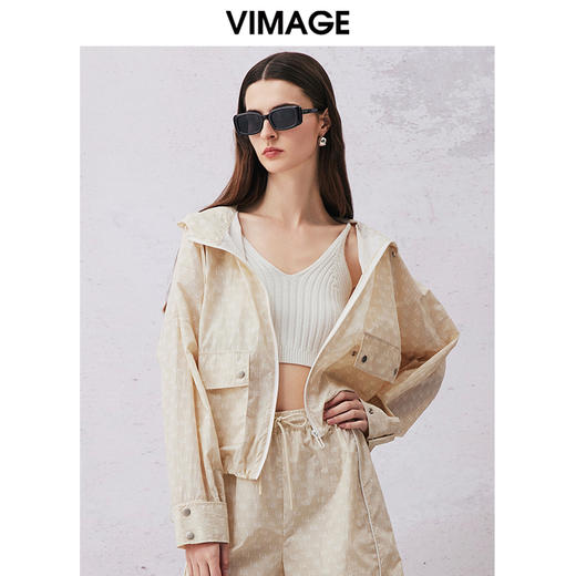 VIMAGE纬漫纪春季新款时尚印花休闲连帽外套V2103722 商品图2
