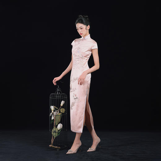 【明星同款】荷言HEYEN 锦上书 亭台楼阁卷云兔纹刺绣旗袍新娘敬酒服 商品图0