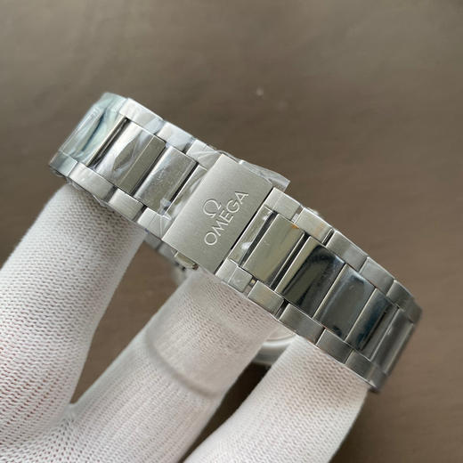 VS新品： 海马150米 Aqua Terra 天文台 41mm  1: 市场独家天然胶带 可胶带 钢带自由选择。 2: 精钢材质 水平“柚木”表盘尽显与众不同 商品图5