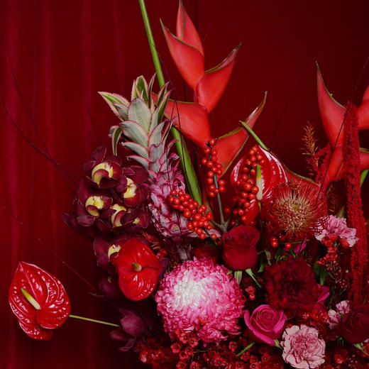 《龙行龘龘》富贵鸟大花蕙兰北美冬青牡丹菊红掌弗洛伊德新年插花 商品图11