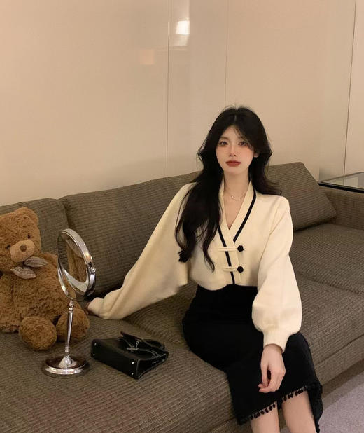 春季【新款中式国风盘扣 针织开衫女装】奶系软糯 气质感 v领毛衣外套 商品图1