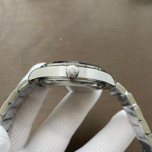 VS新品： 海马150米 Aqua Terra 天文台 41mm  1: 市场独家天然胶带 可胶带 钢带自由选择。 2: 精钢材质 水平“柚木”表盘尽显与众不同 商品图4