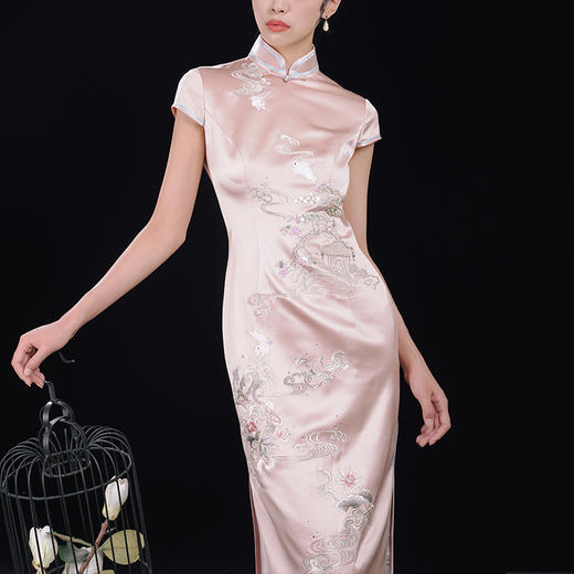 【明星同款】荷言HEYEN 锦上书 亭台楼阁卷云兔纹刺绣旗袍新娘敬酒服 商品图1