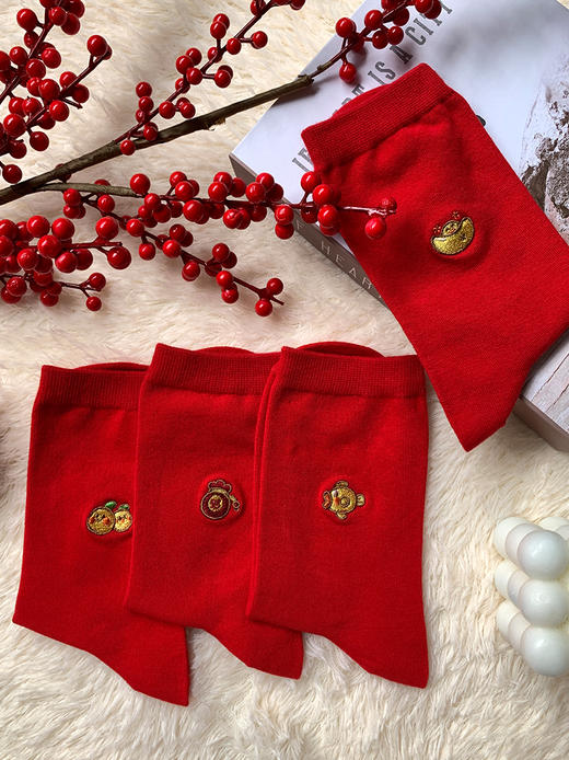 足装秀新品女棉质长筒袜龙年红运喜庆寓意刺绣新年送礼长邦女袜子 商品图1