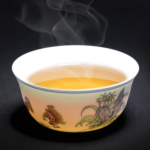 《明成化斗彩鸡缸杯》 景德镇御器研究院出品 阳士琦大师亲创 古法青花斗彩工艺 纯手工摹古手绘 附赠《子母鸡图》卷轴画+黑檀木杯座 商品图4