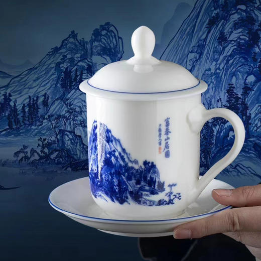 【富春山居图•釉中青花办公杯】德化优质高岭土，高温釉中青花 原迹精工复刻，温润通透 画感清晰，作者签章 品质保证，包装精致 高端好礼 商品图6