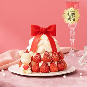 【公主请「莓」好】闪耀着甜美光芒的鲜红草莓如公主蓬蓬裙上的红宝石；巧巧小熊代表一颗向公主表达爱意的心（福州幸福西饼蛋糕）