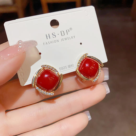 【复古红色方形珍珠耳钉女】秋冬款 气质简约 时尚百搭耳环 商品图3