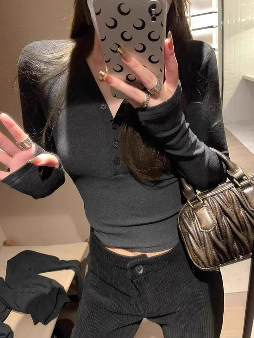 早春【流行漂亮纽扣 V领长袖打底衫】热辣妹 显瘦卡腰 灰色内搭T恤女 商品图5