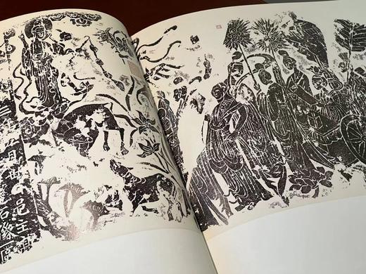 《甚深微妙：中国古代石刻造像拓真》，曲青春 赵钧 编著，大8开，布脊精装，锁线精装，296页，内文采用精美特种纸印刷，河南美术出版社2017年8月一版一印。定价680元，独家特惠价548元 商品图8
