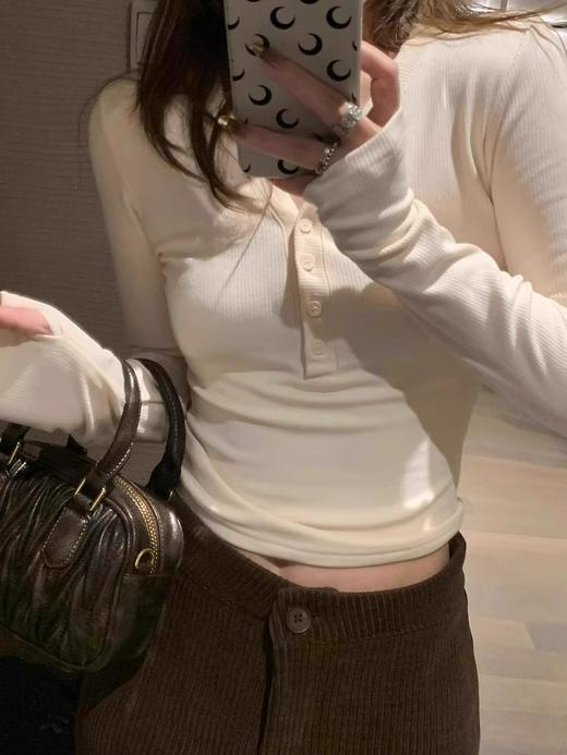 早春【流行漂亮纽扣 V领长袖打底衫】热辣妹 显瘦卡腰 灰色内搭T恤女 商品图7