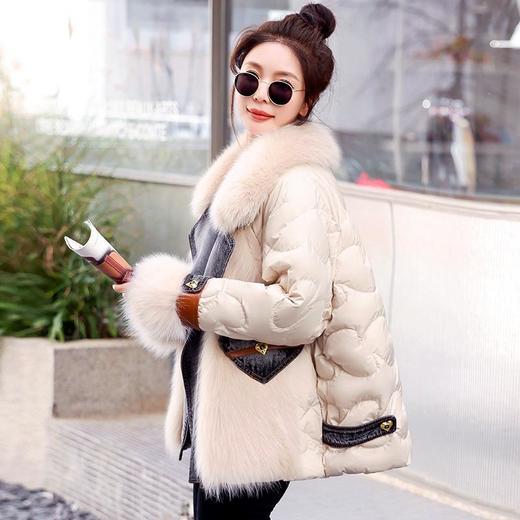 版型好看的羽绒服女款2023今年新款时尚短款牛仔拼接皮草外套冬季 商品图0