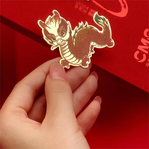 爆款推荐！龙辰辰手机贴 总台文创授权 足金999 溅射金材料油压 黄金色搭配彩膜 商品图3