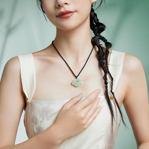 周六福旗舰店和田玉吊坠女款祥福如意锁玉石玉坠挂件挂坠送女友礼物 商品图4