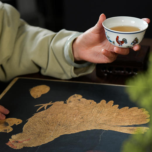 《明成化斗彩鸡缸杯》 景德镇御器研究院出品 阳士琦大师亲创 古法青花斗彩工艺 纯手工摹古手绘 附赠《子母鸡图》卷轴画+黑檀木杯座 商品图5