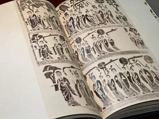 《甚深微妙：中国古代石刻造像拓真》，曲青春 赵钧 编著，大8开，布脊精装，锁线精装，296页，内文采用精美特种纸印刷，河南美术出版社2017年8月一版一印。定价680元，独家特惠价548元 商品图11