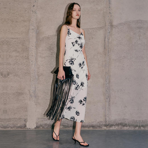 EITIE爱特爱春季新品复古轻薄印花吊带连衣裙7307025 商品图4