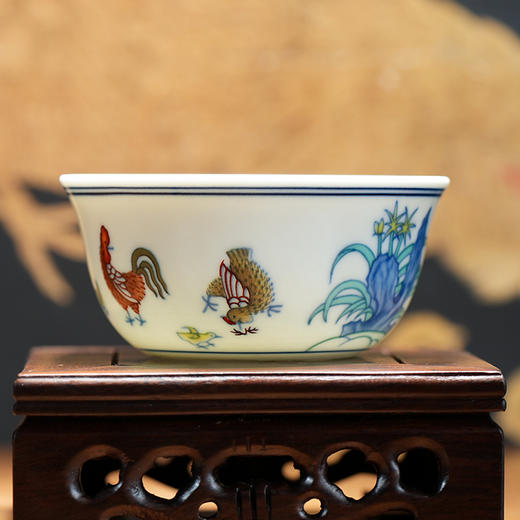 《明成化斗彩鸡缸杯》 景德镇御器研究院出品 阳士琦大师亲创 古法青花斗彩工艺 纯手工摹古手绘 附赠《子母鸡图》卷轴画+黑檀木杯座 商品图3