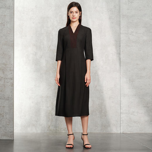 TANGY Collection天意精品2024春季新品V领七分袖莨绸香云纱中长连衣裙 L241803 商品图4