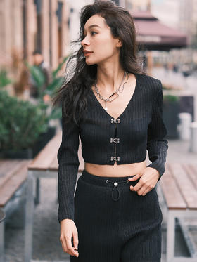 V领金属挂钩开衫