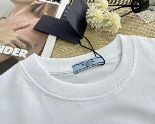金属三角标 2024春夏 经典三角标 高品质丝光棉 休闲宽松圆领短袖T恤 男女同款 特惠 Z-11311 商品图5