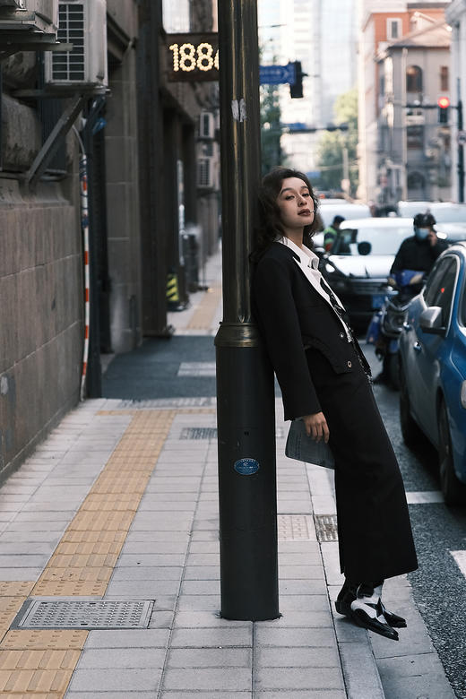 ⼈造⽪⾰松紧腰绳直身⾼开叉半裙 商品图2