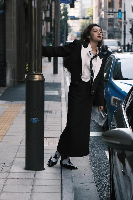 ⼈造⽪⾰松紧腰绳直身⾼开叉半裙 商品图1