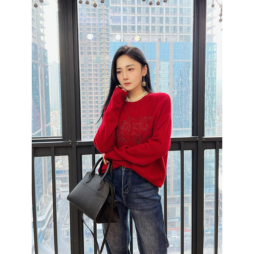 【清仓不退换】【高品质私服】【MM家龙年限定羊毛羊绒圆领烫钻毛衣】保暖性好，整体版型挺括不软榻，塑造慵懒穿衣状态【无标出货 介意慎拍】 商品图2