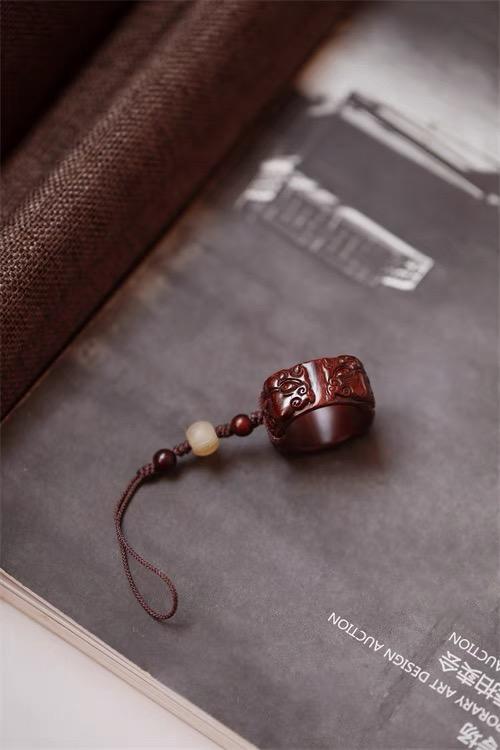 镇守四方°紫檀扳指挂件 商品图0